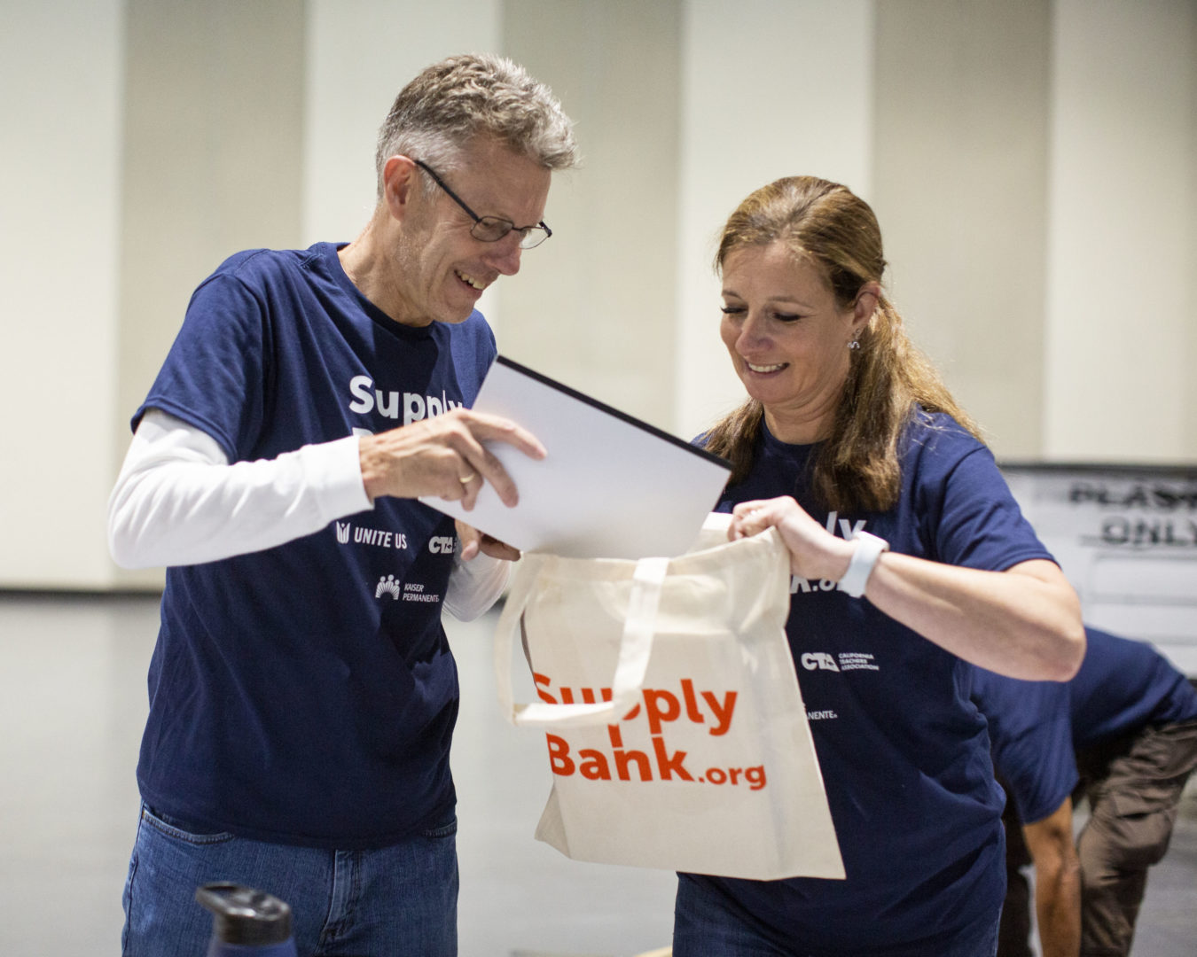 Volunteers Assemble 10 000 School Supply Kits For Homeless Students   144 AK2 9938 1350x1080 